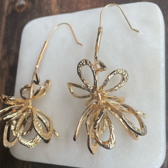 ♡Anthropologie Golden Flower Earrings♡ - Picture 4 of 8
